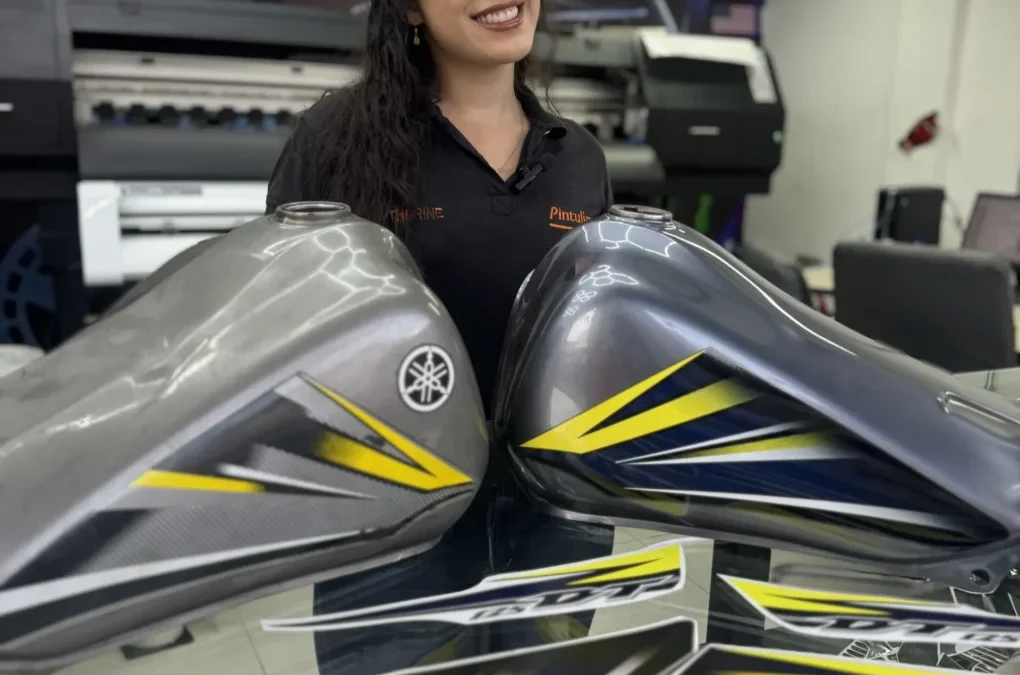 Calcomanías originales vs genéricas y cómo personalizar una moto legalmente en Colombia